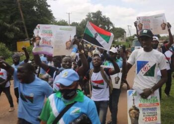How Yoruba Nation Agitators Invaded The Oyo State Secretariat and Hoisted Flag
